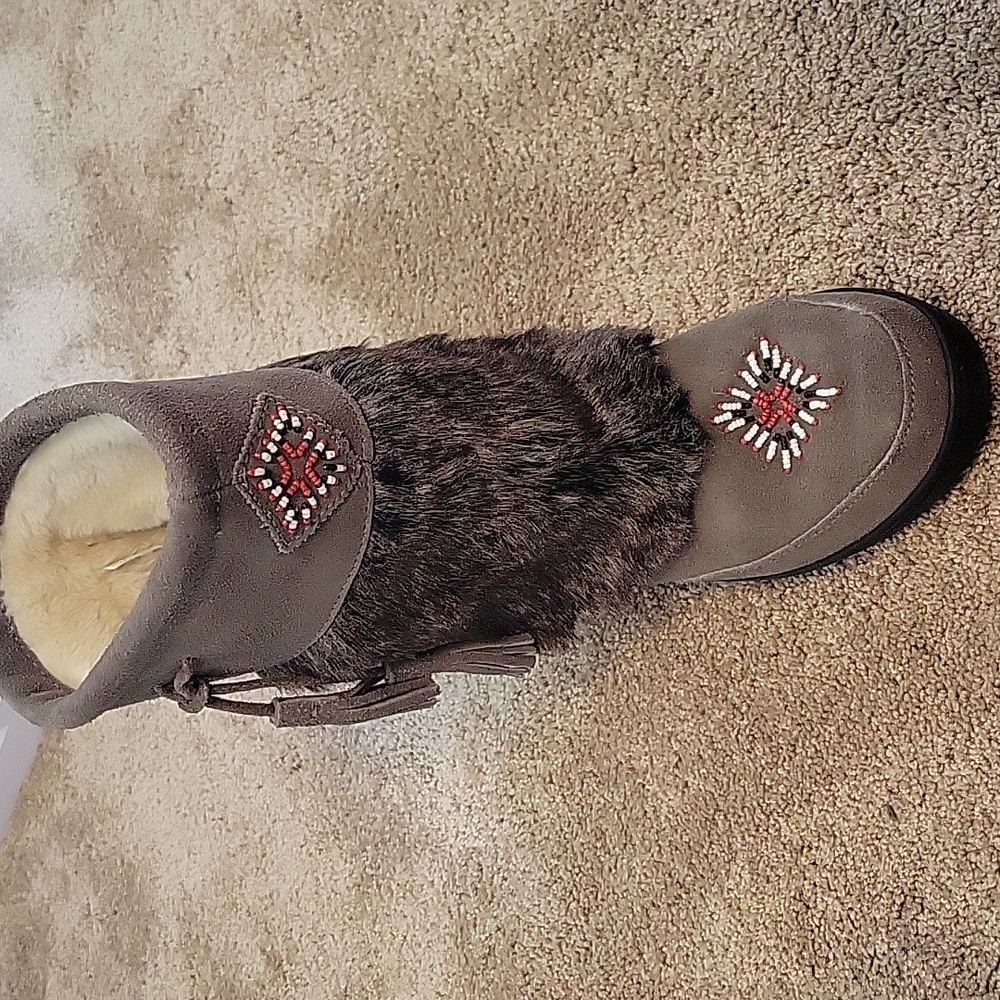 New Minnetonka boots size 8